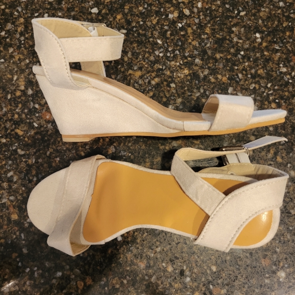 Sandal wedge heel
